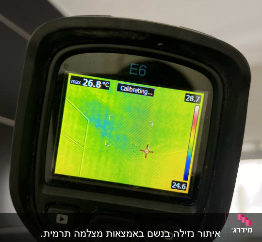 מצלמה תרמית מציגה תמונה עם טמפרטורות שונות
